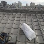 加古川市　2階建ての家で屋根瓦は、和瓦(釉薬瓦)のハイシルバー！漆喰(しっくい)が経年劣化で塗り替え工事が行われた。